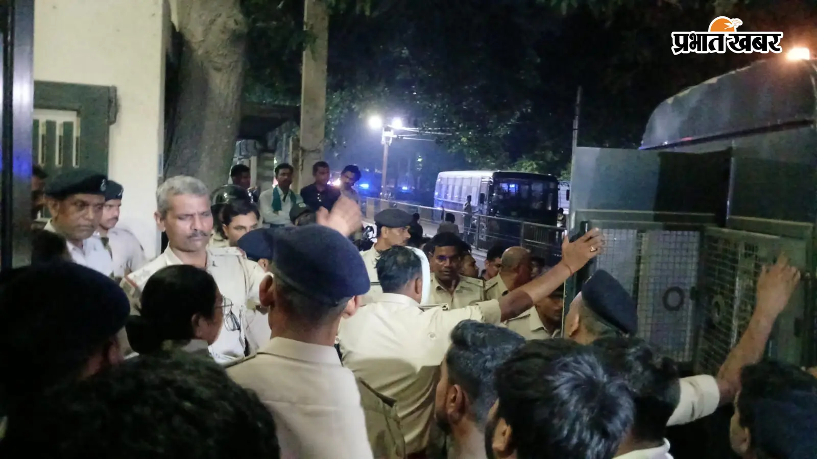 पटना: देर रात 87 प्रदर्शनकारियों को जज के पास पेशी फिर जेल, सड़क पर इंतजार करते रहे परिजन, बेटा ने पूछा- मां तुम खाना खायी हो कि नहीं?
