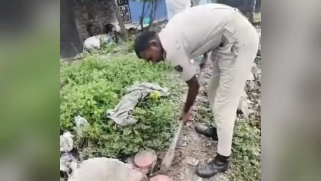 सीवान : महाराजगंज में पुलिस की बड़ी कार्रवाई, मिट्टी में छिपाकर रखी सैकड़ों लीटर शराब नष्ट