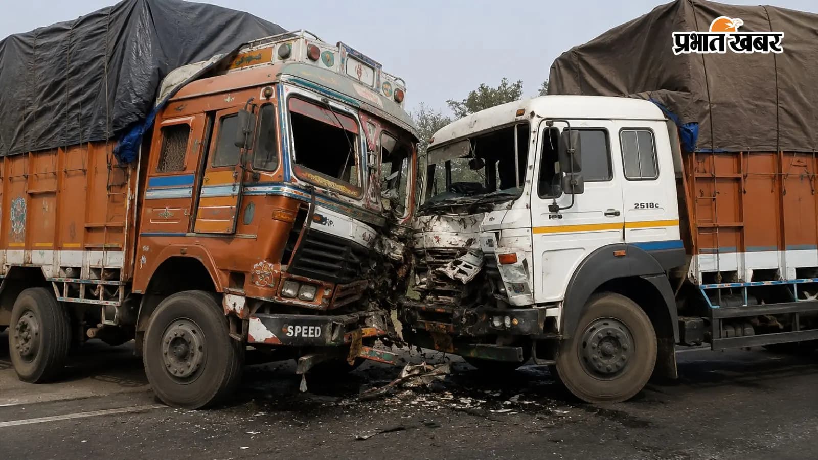 महेशपुर के पास दो ट्रकों की आमने-सामने टक्कर, जेसीबी से केबिन काटकर चालक-उपचालक को निकाला गया