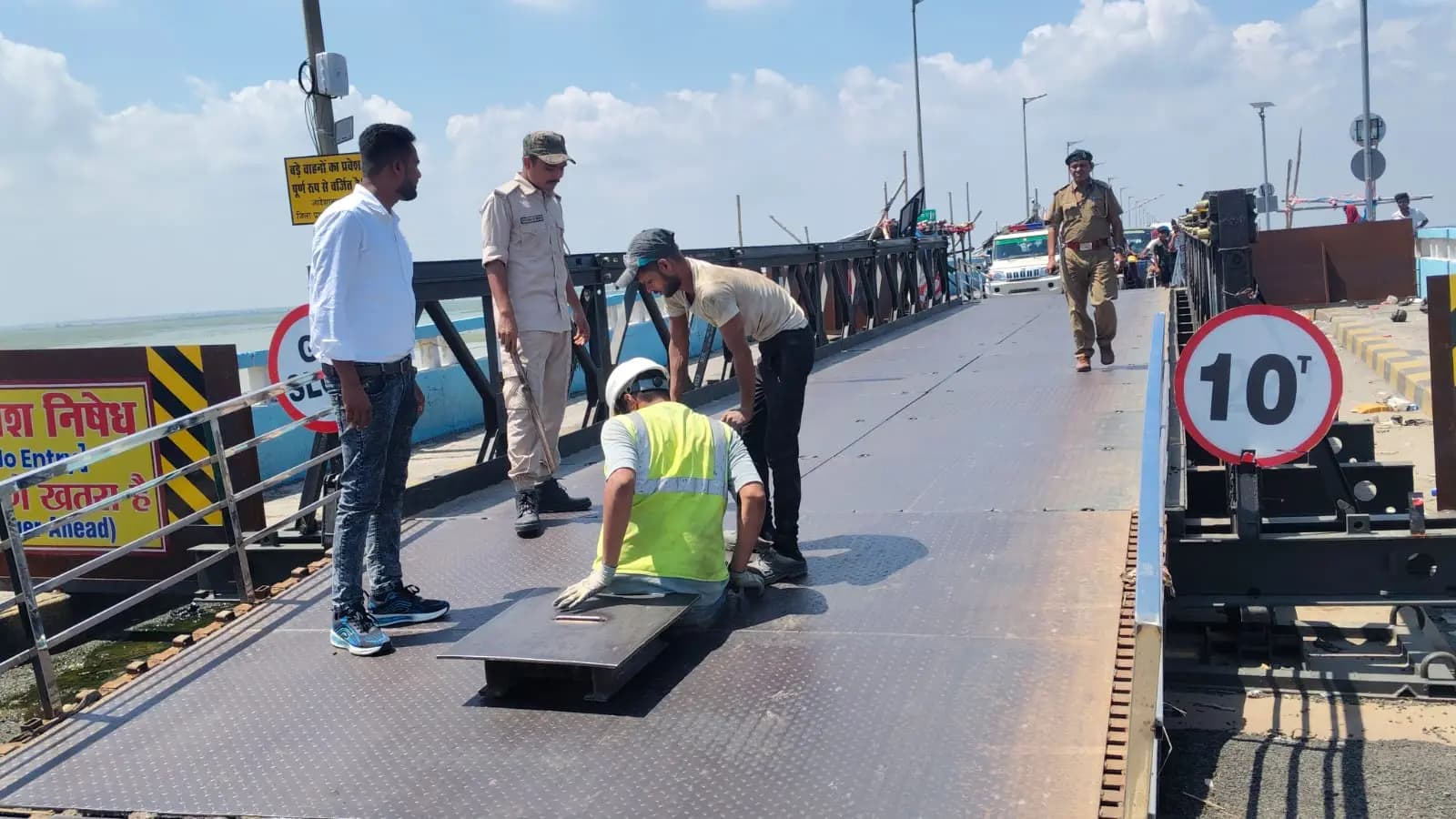 बेली ब्रिज के मेंटेनेंस के लिए 15 मिनट का ट्रैफिक ब्लॉक, दोनों ओर लगी वाहनों की लंबी कतार