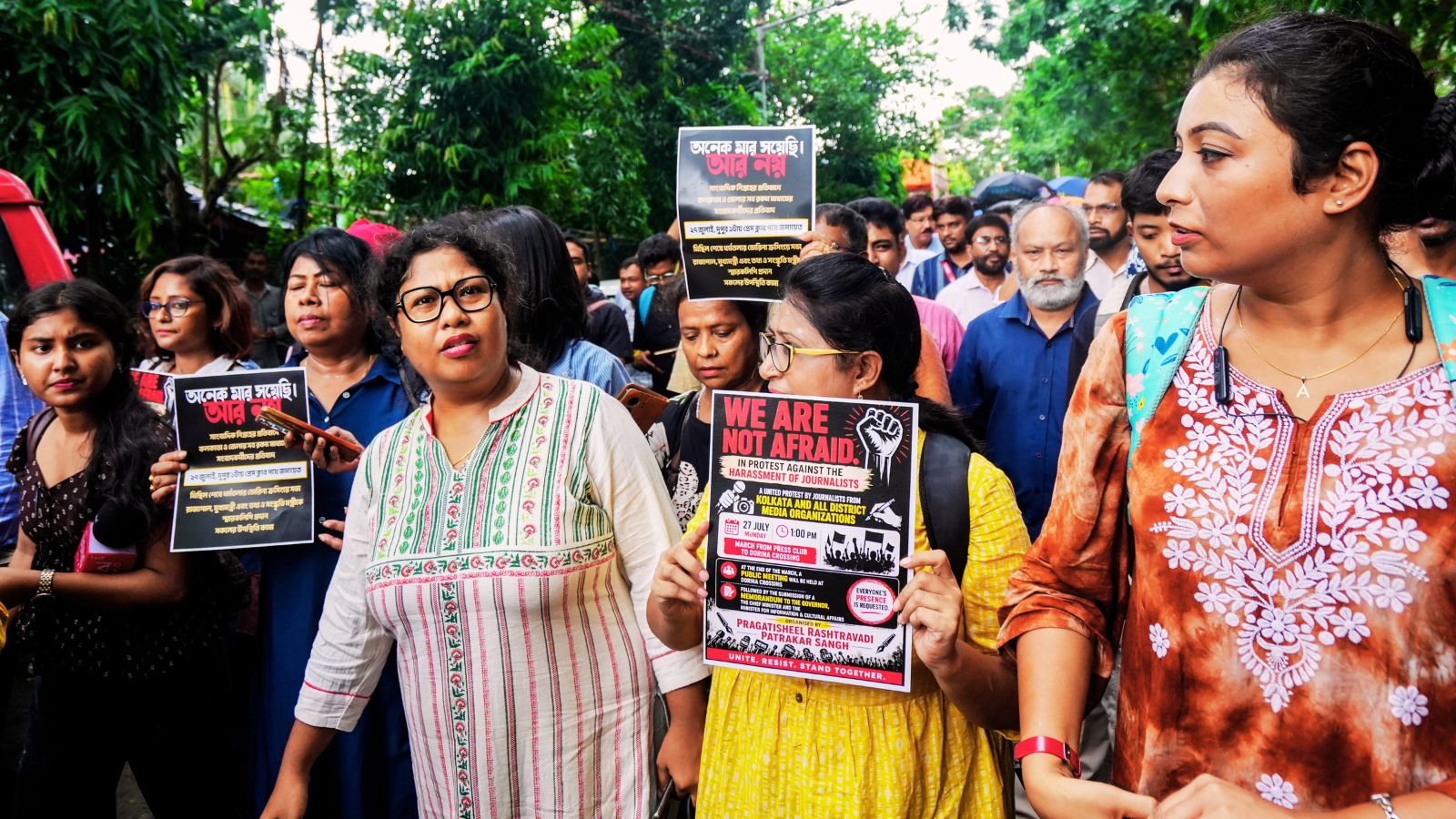 नीट पेपर लीक के खिलाफ आंदोलन के दौरान मीडियाकर्मियों पर हमले के विरोध में पत्रकारों ने निकाला मार्च.
