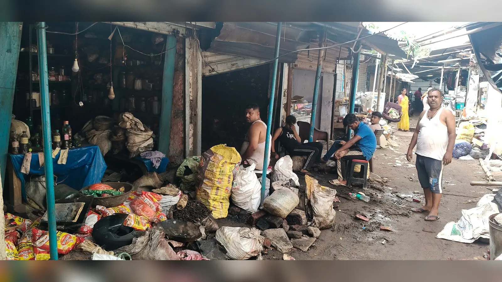 दुंदीबाग बाजार लोहा पट्टी गली में दो दुकानों में लगी आग, तीन लाख रुपये से अधिक का नुकसान