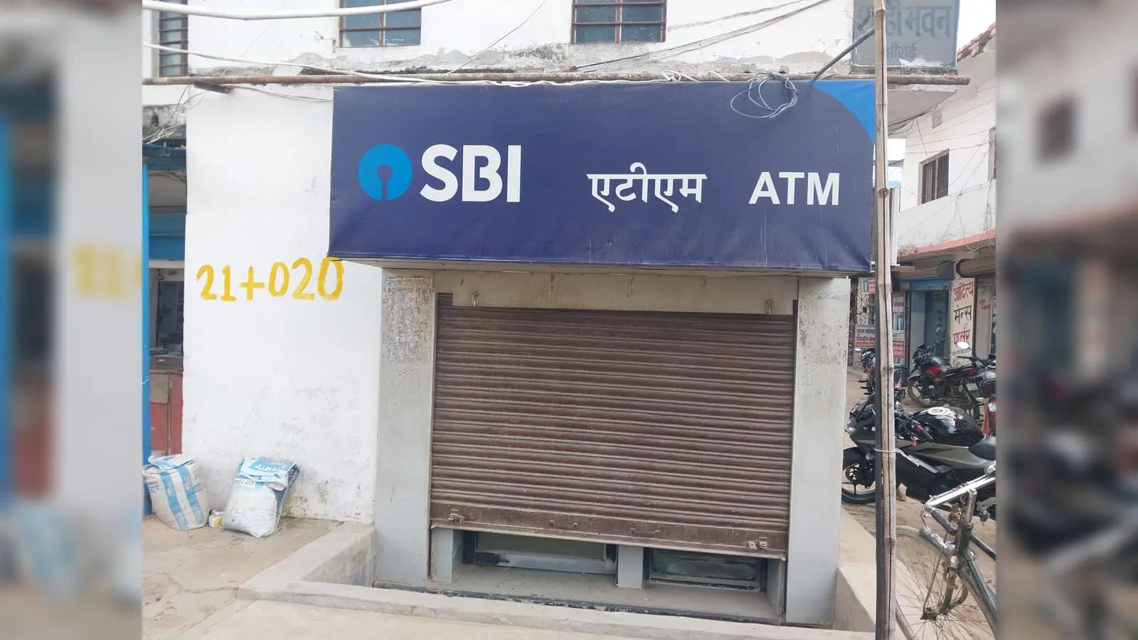 11 महीने से मैनेजर नहीं, 28 दिनों से ATM बंद, औराई SBI में ग्राहकों का बुरा हाल