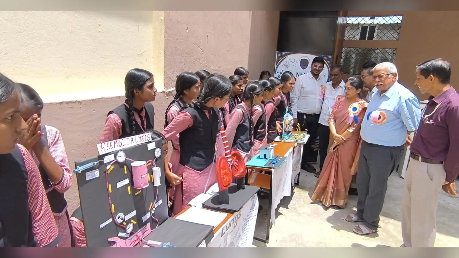 न्यू सेंट जेवियर्स विद्यालय में विज्ञान प्रदर्शनी का आयोजन, छात्र-छात्राओं ने दिया पर्यावरण संरक्षण का संदेश