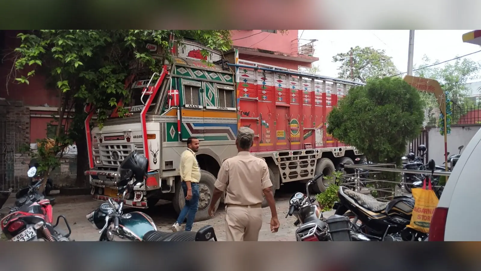 मगध में टैक्स चोरी पर शिकंजा, बिना कागजात सामान लदी 15 गाड़ियां जब्त; गया जी से सबसे ज्यादा 5 पकड़ी गईं