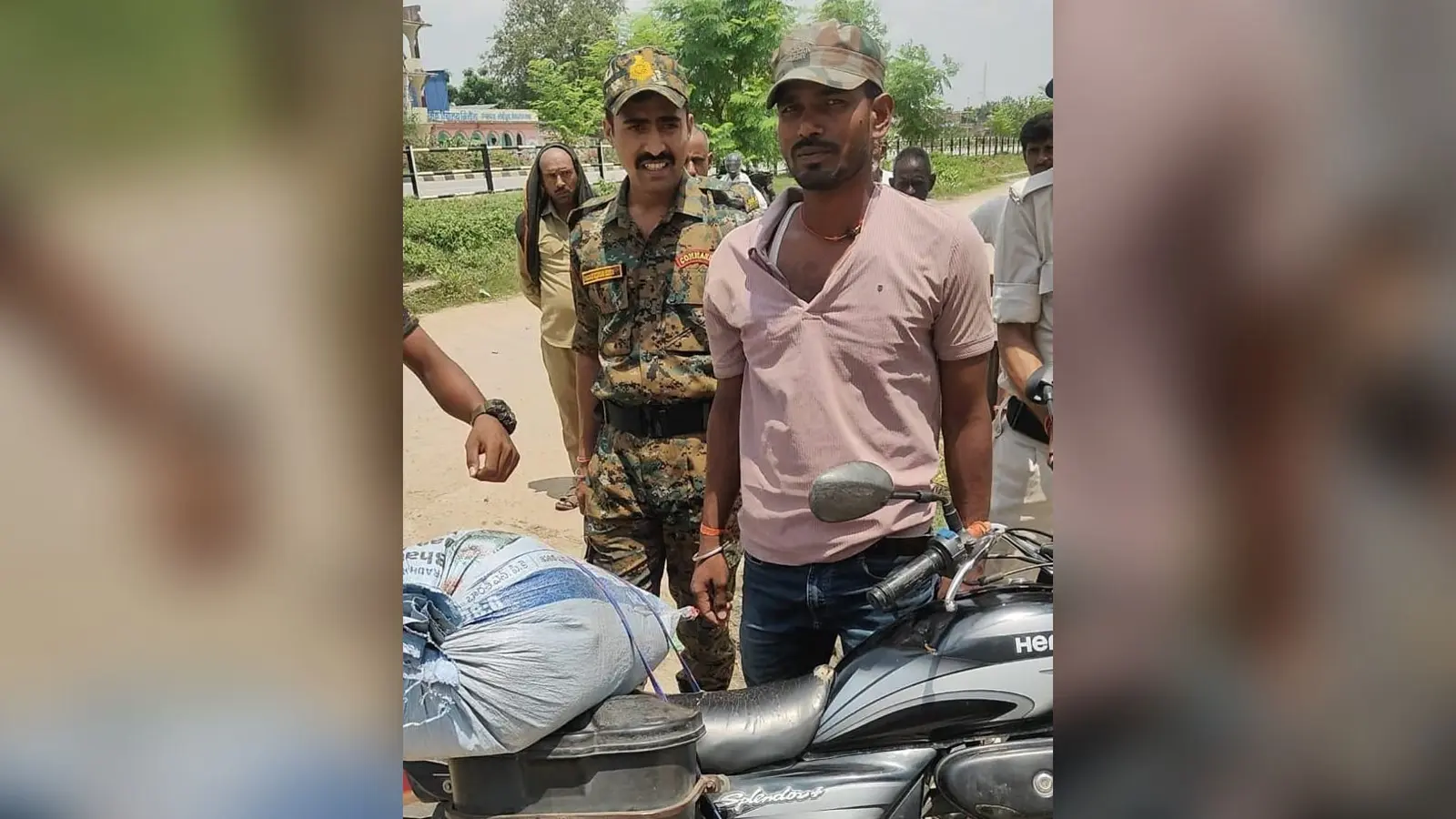 तेल बिगहा में 100 लीटर देसी शराब के साथ युवक गिरफ्तार, मोटरसाइकिल व मोबाइल जब्त