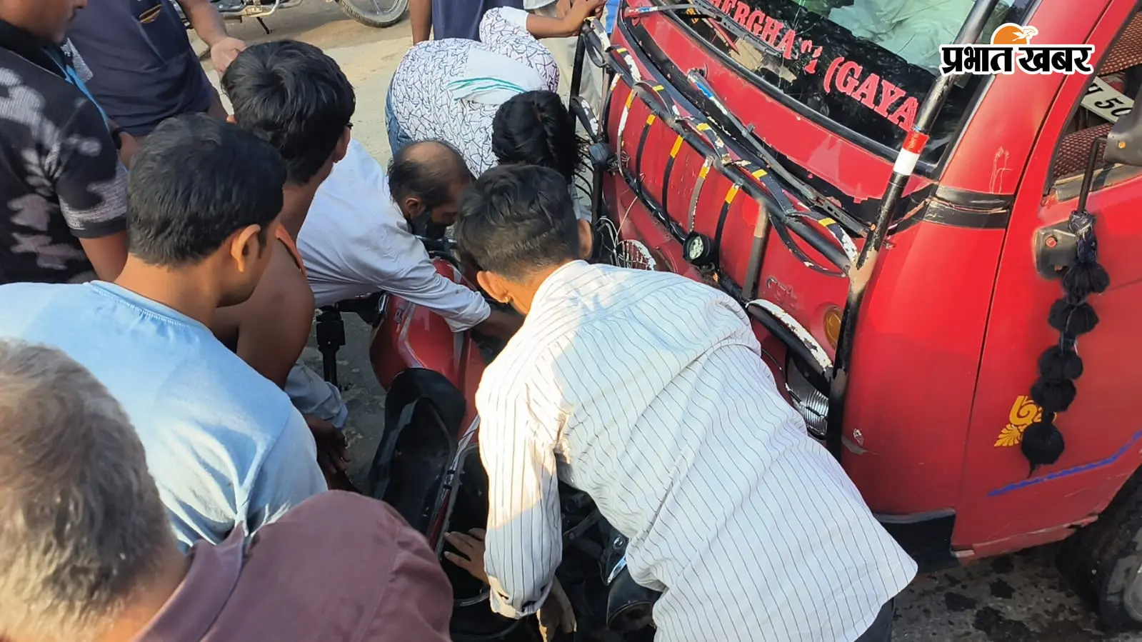 शेरघाटी में अनियंत्रित मैजिक ने बाइक सवार आलू व्यवसायी को कुचला, गंभीर हालत में अस्पताल में भर्ती