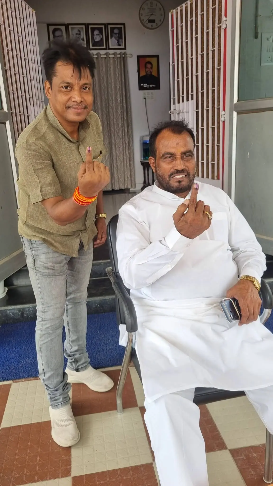मतदान के बाद श्याम रजक ने दिखाई स्याही लगी उंगली, लोगों से वोट देने की अपील