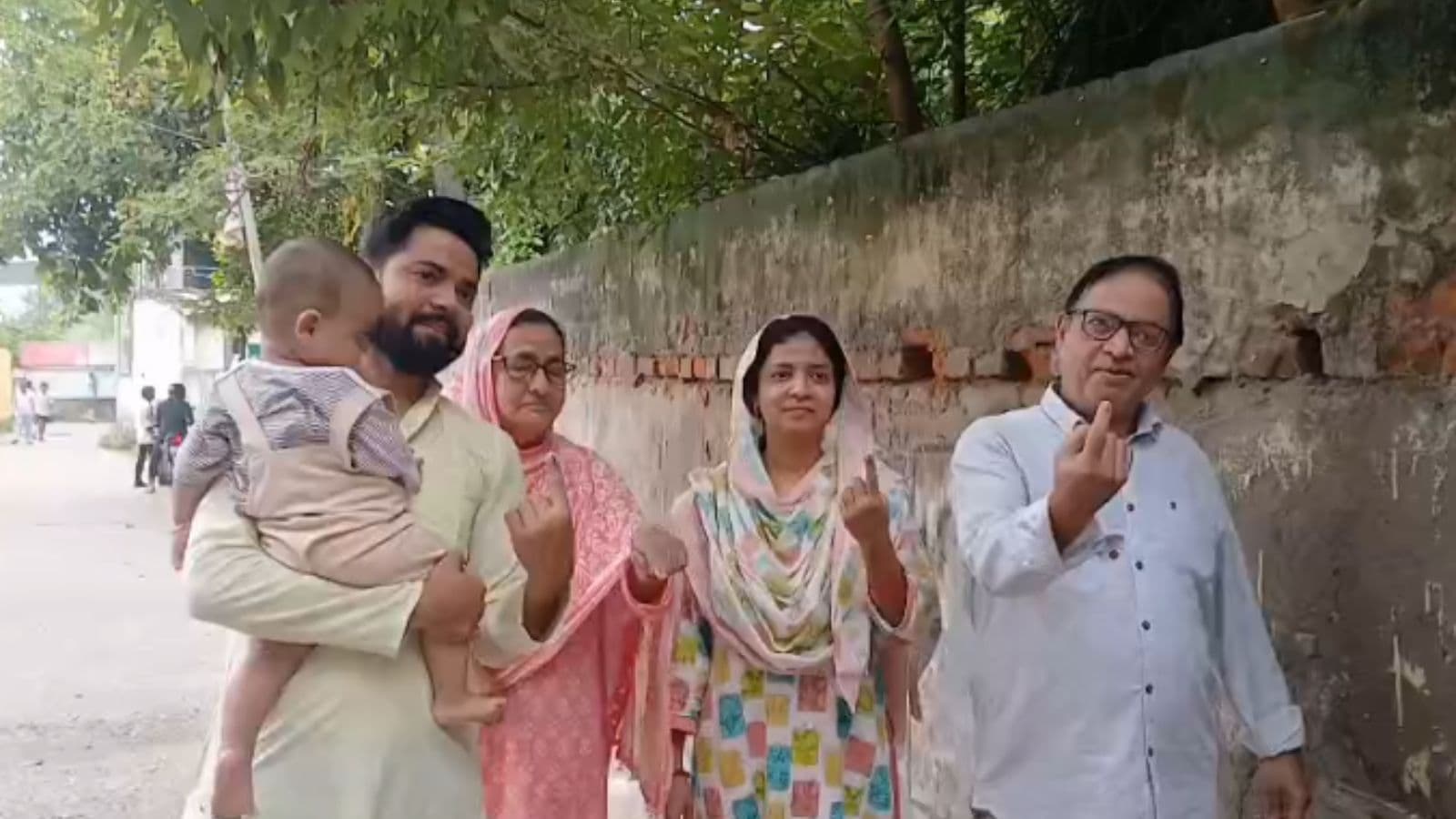 बांकीपुर उपचुनाव में पूरे परिवार ने निभाया मतदान का फर्ज