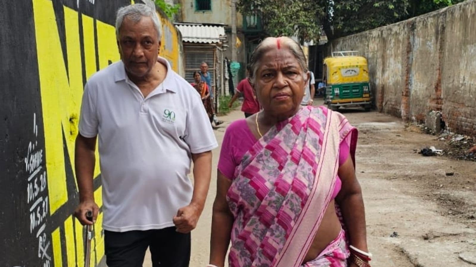 बुजुर्ग ने मतदान कर दिया लोकतंत्र को मजबूत करने का संदेश
