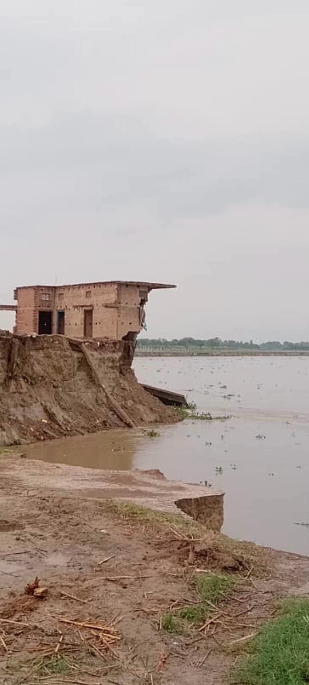 कटान की जद में मकान