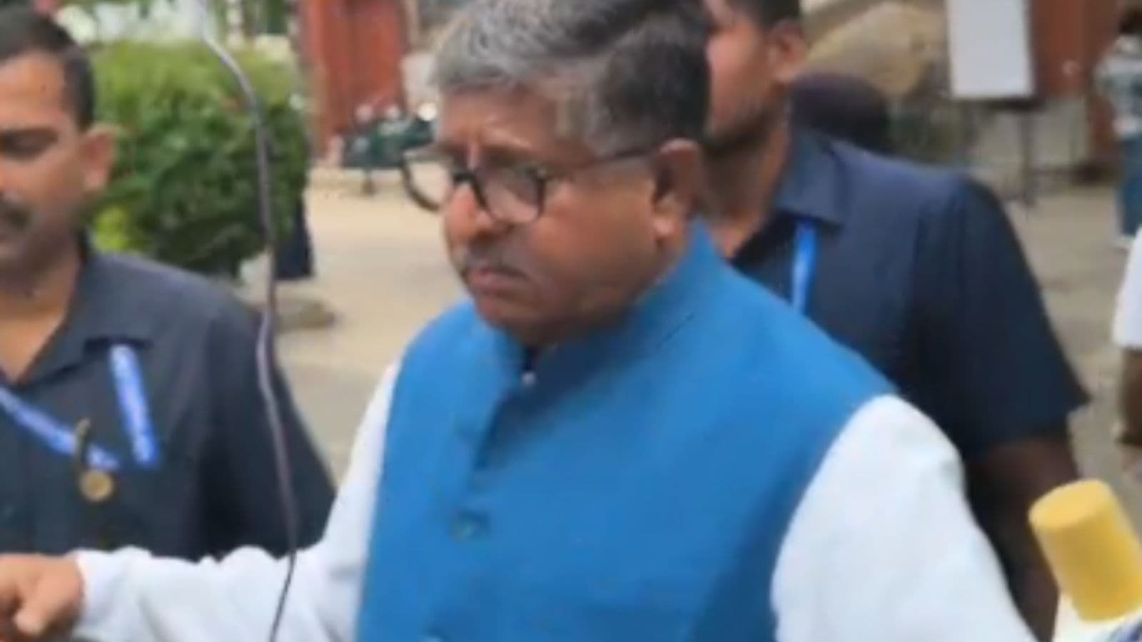 रविशंकर प्रसाद ने किया मतदान, लोकतंत्र के महापर्व में निभाई भागीदारी