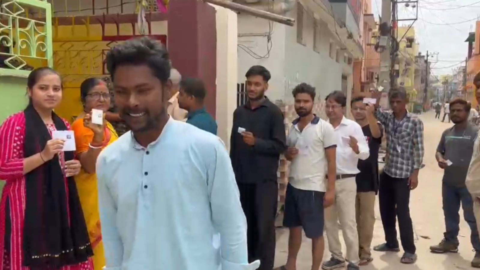 वोट डालने के लिए लगी लंबी कतार