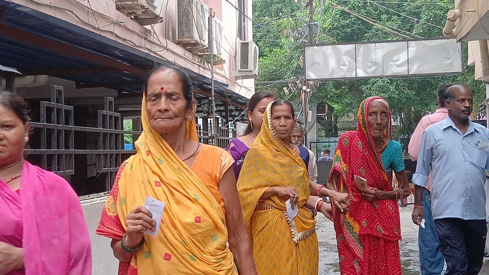 बुजुर्ग महिलाओं ने बढ़-चढ़कर किया मतदान