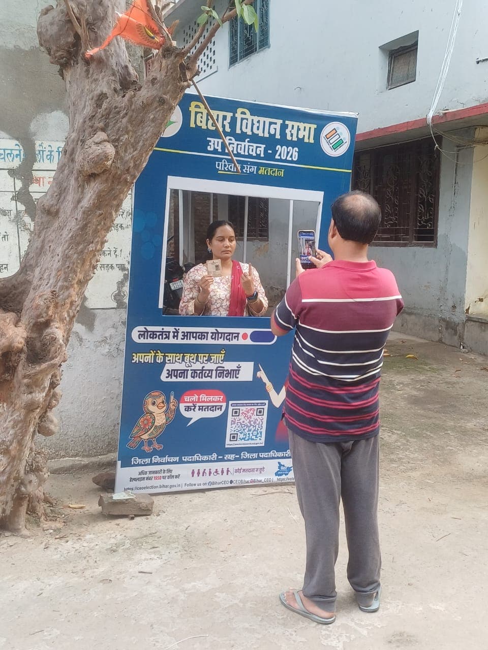 मतदान के बाद सेल्फी और तस्वीरों का दिखा उत्साह