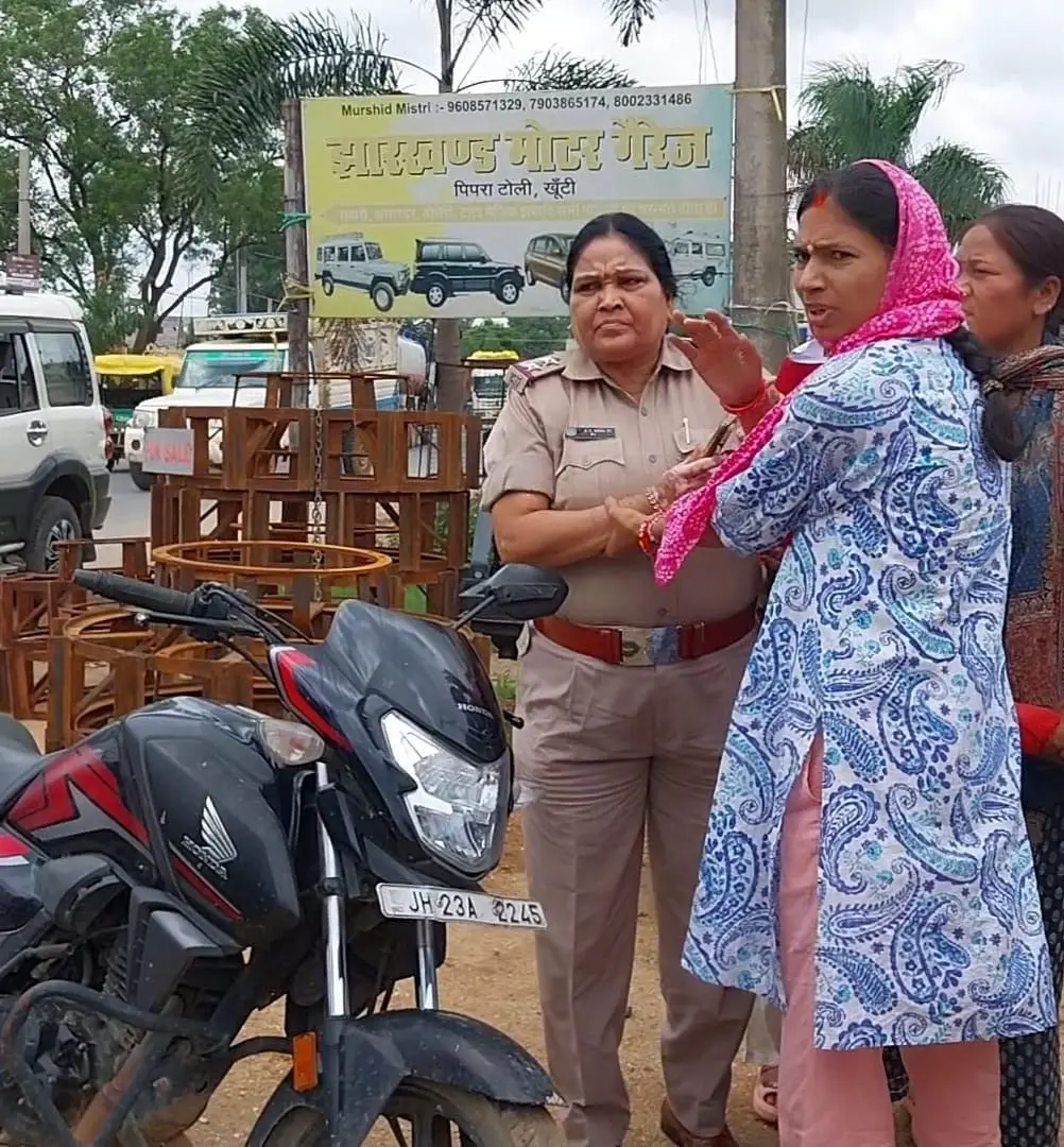 महिला थाना प्रभारी को रिश्वत लेते गिरफ्तार करती एसीबी की टीम.