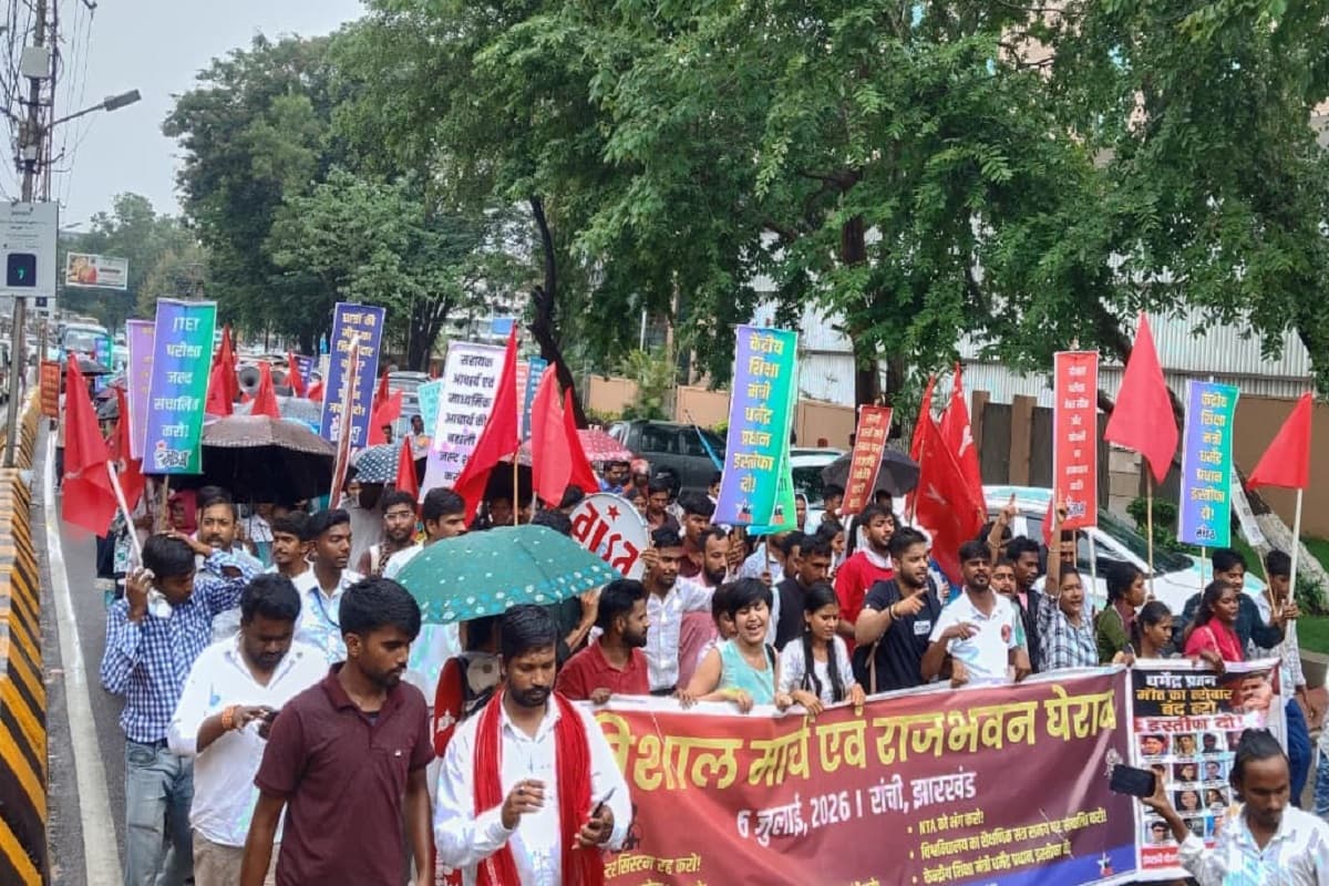 क्लस्टर सिस्टम और पेपर लीक के खिलाफ AISA का राजभवन मार्च, शिक्षा मंत्री धर्मेंद्र प्रधान के इस्तीफे की मांग