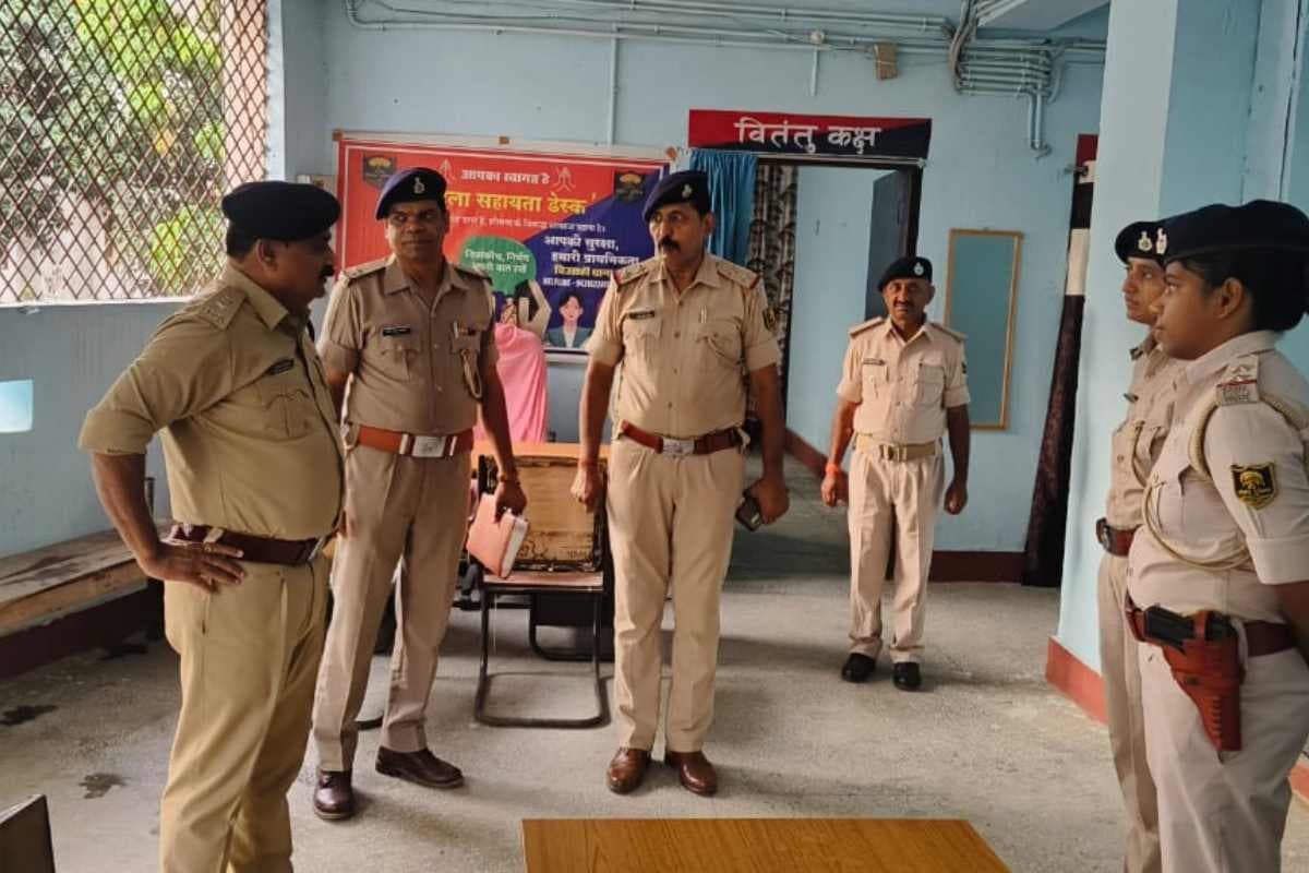 Bagaha SP Inspection Sp surprise inspection gobardhana chiutaha police station pending cases Bagaha SP Inspection Sp surprise inspection gobardhana chiutaha police station pending cases