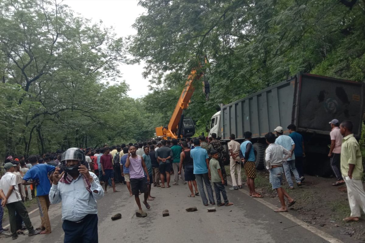 गिद्दी में हाइवा की चपेट में आने से एक व्यक्ति की मौत, एक घायल, मुआवजा की मांग को लेकर रोड जाम