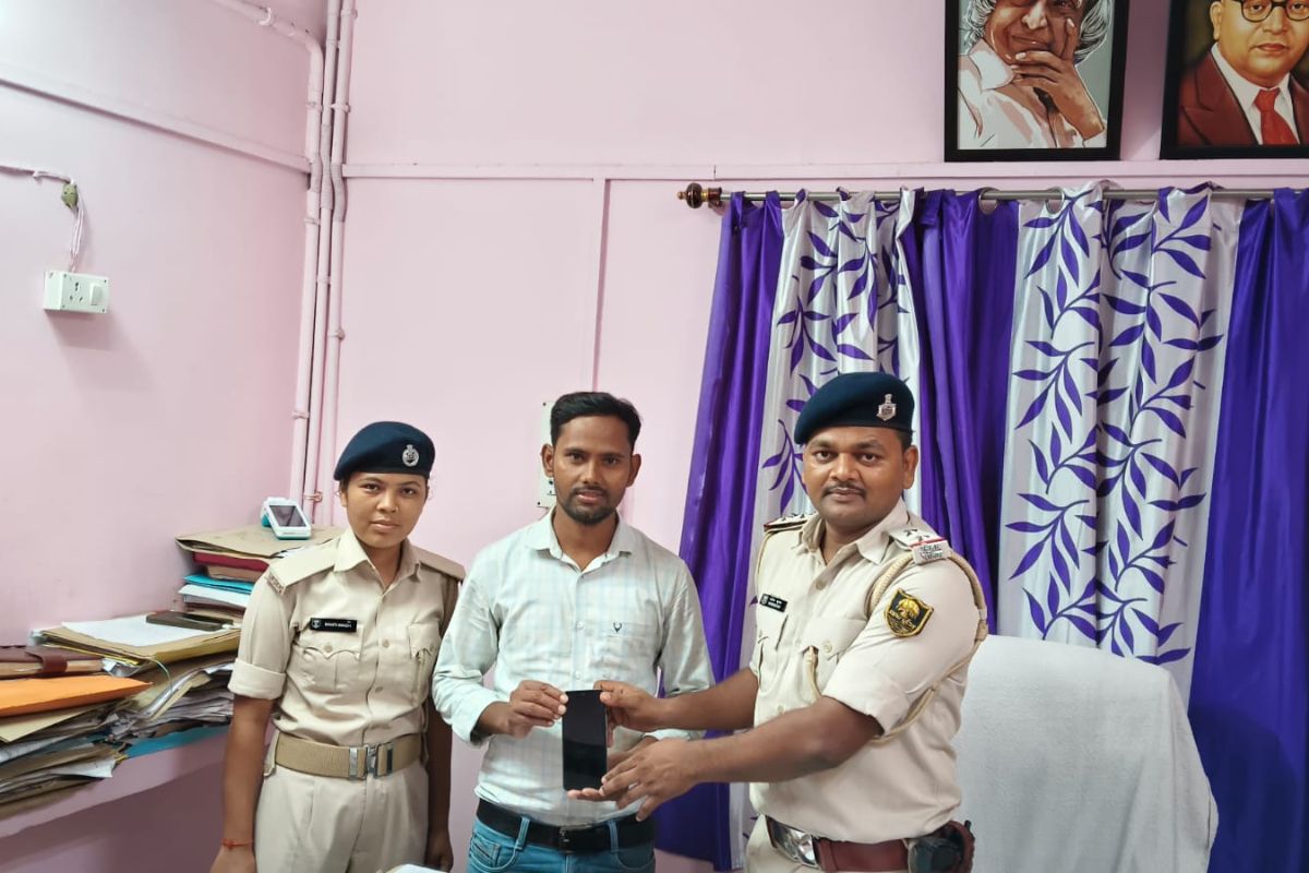 गोपालगंज में ऑपरेशन मुस्कान के तहत उचकागांव पुलिस ने 10 मोबाइल बरामद कर मालिकों को सौंपे