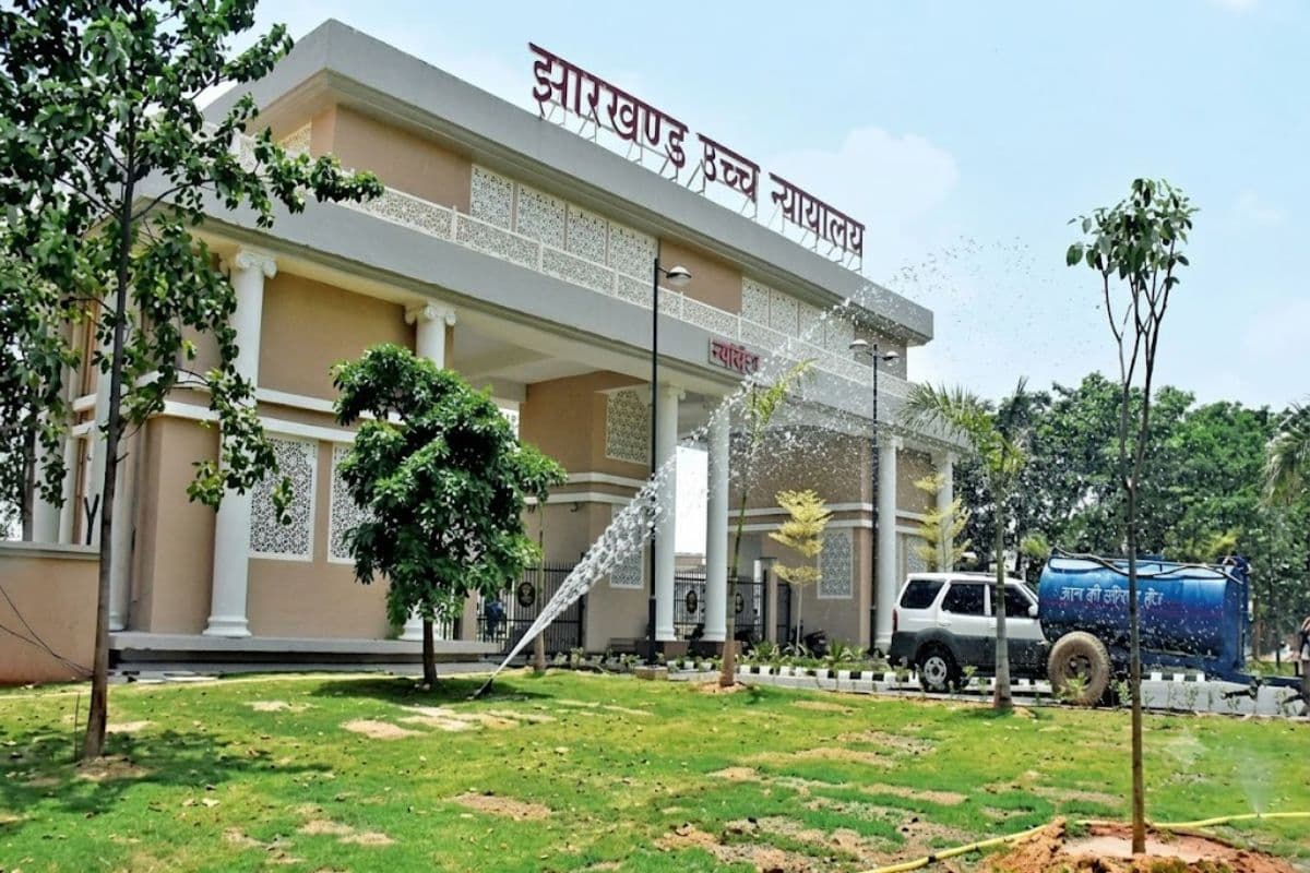 हजारीबाग जमीन विवाद: SDO के फैसले पर हाईकोर्ट का ब्रेक, 118 रैयतों को बड़ी राहत हजारीबाग जमीन विवाद: SDO के फैसले पर हाईकोर्ट का ब्रेक, 118 रैयतों को बड़ी राहत