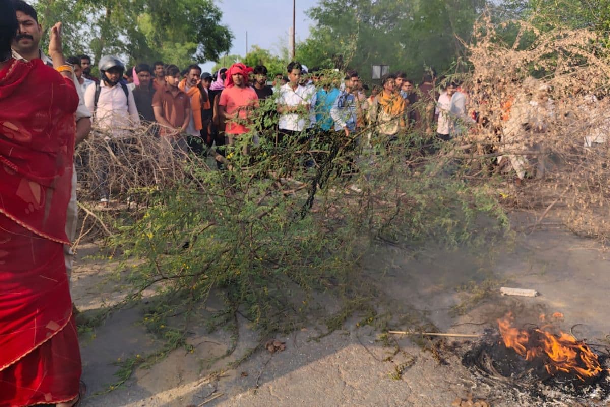 पलामू: कैदी के फरार होने की उड़ी अफवाह, उग्र ग्रामीणों ने किया चक्का जाम, SDPO ने शांत किया बवाल