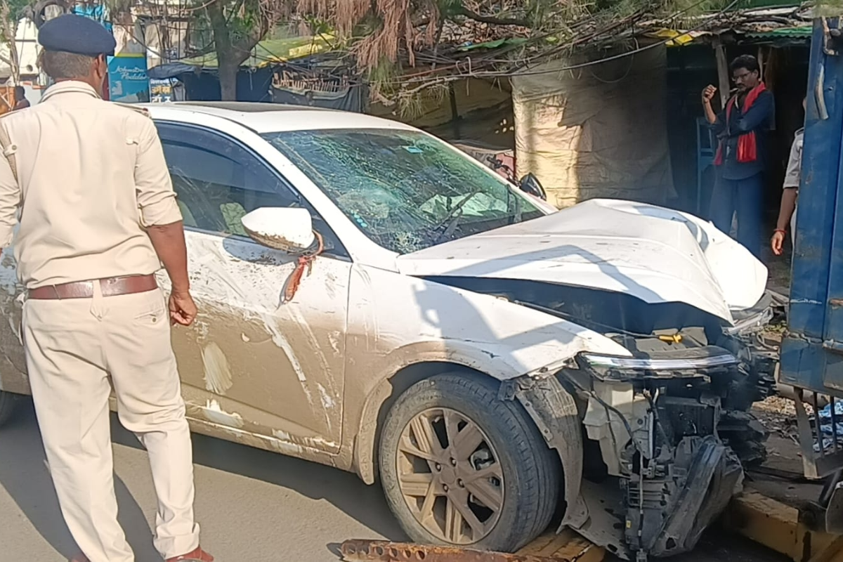पटना के फुलवारीशरीफ में तेज रफ्तार कार झोपड़ी में घुसी, चाय बना रही महिला दुकानदार की मौत