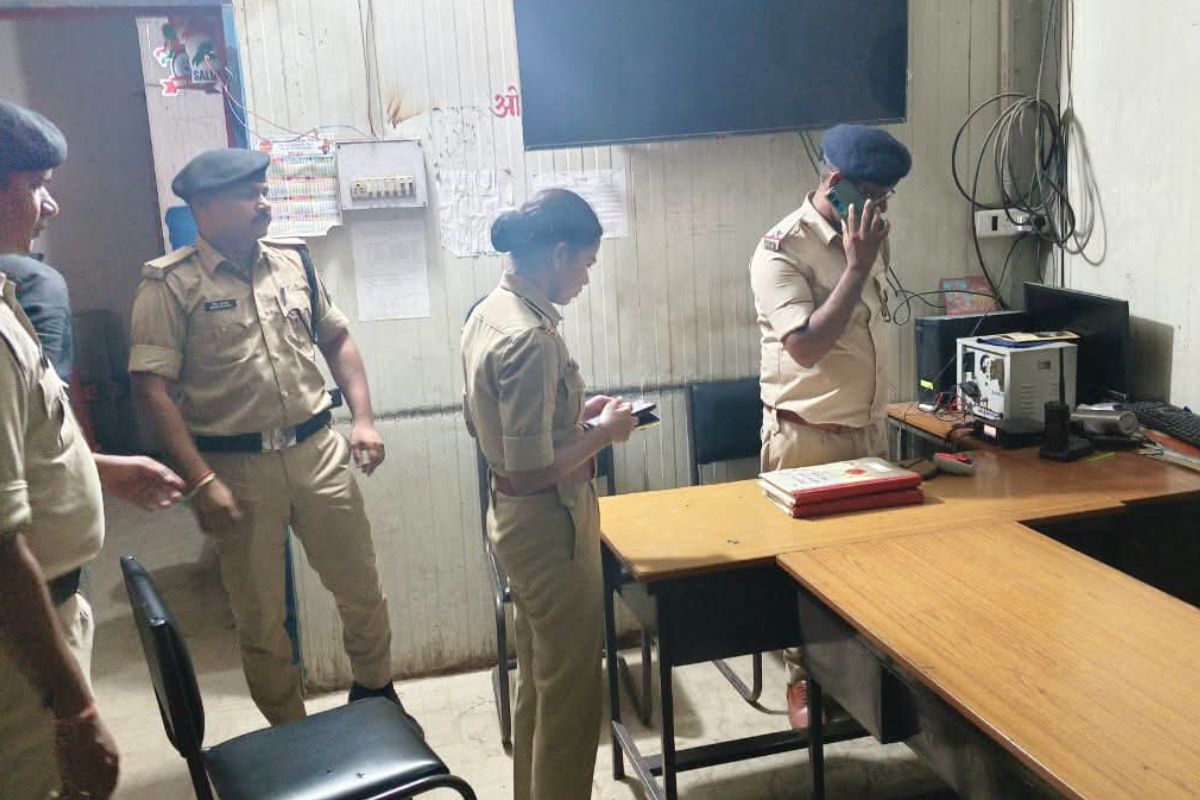 पटना सिटी के दो थानों में अचानक पहुंचे SP, लापरवाही पर पुलिसकर्मियों को दी सख्त चेतावनी
