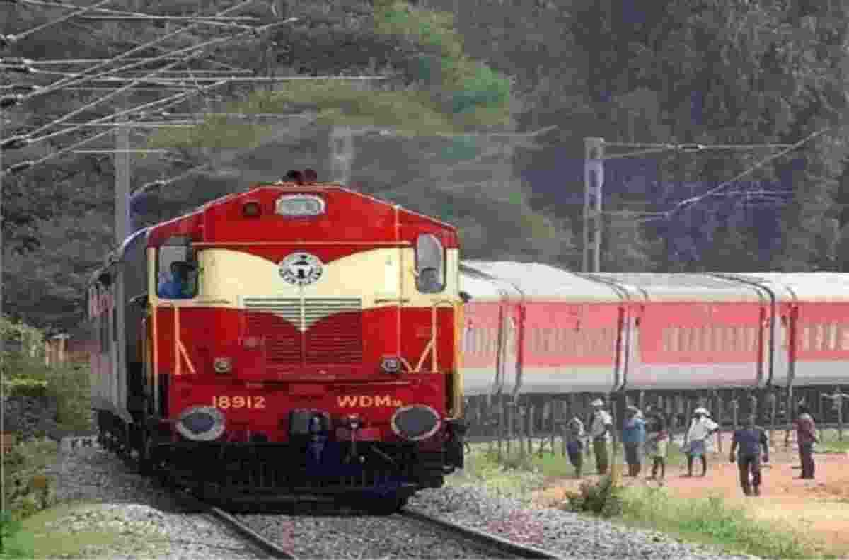 सीतामढ़ी होकर चलने वाली कई ट्रेनों का रूट बदला, सप्तक्रांति 3 घंटे और गरीबरथ 2 घंटे लेट