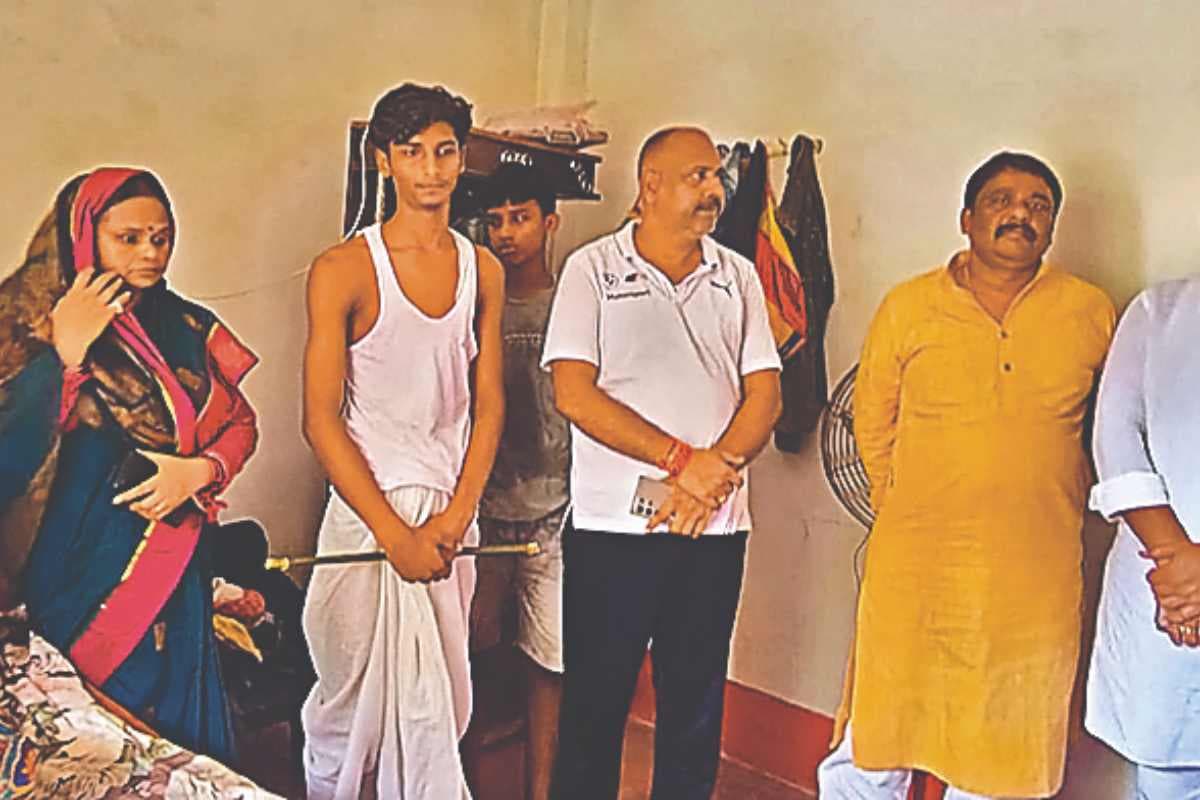 Samastipur Naik Umesh: परिजनों को आर्थिक सहायता की घोषणा का इंतजार, दिवंगत नायक उमेश कुमार के घर पहुंचे जनप्रतिनिधि