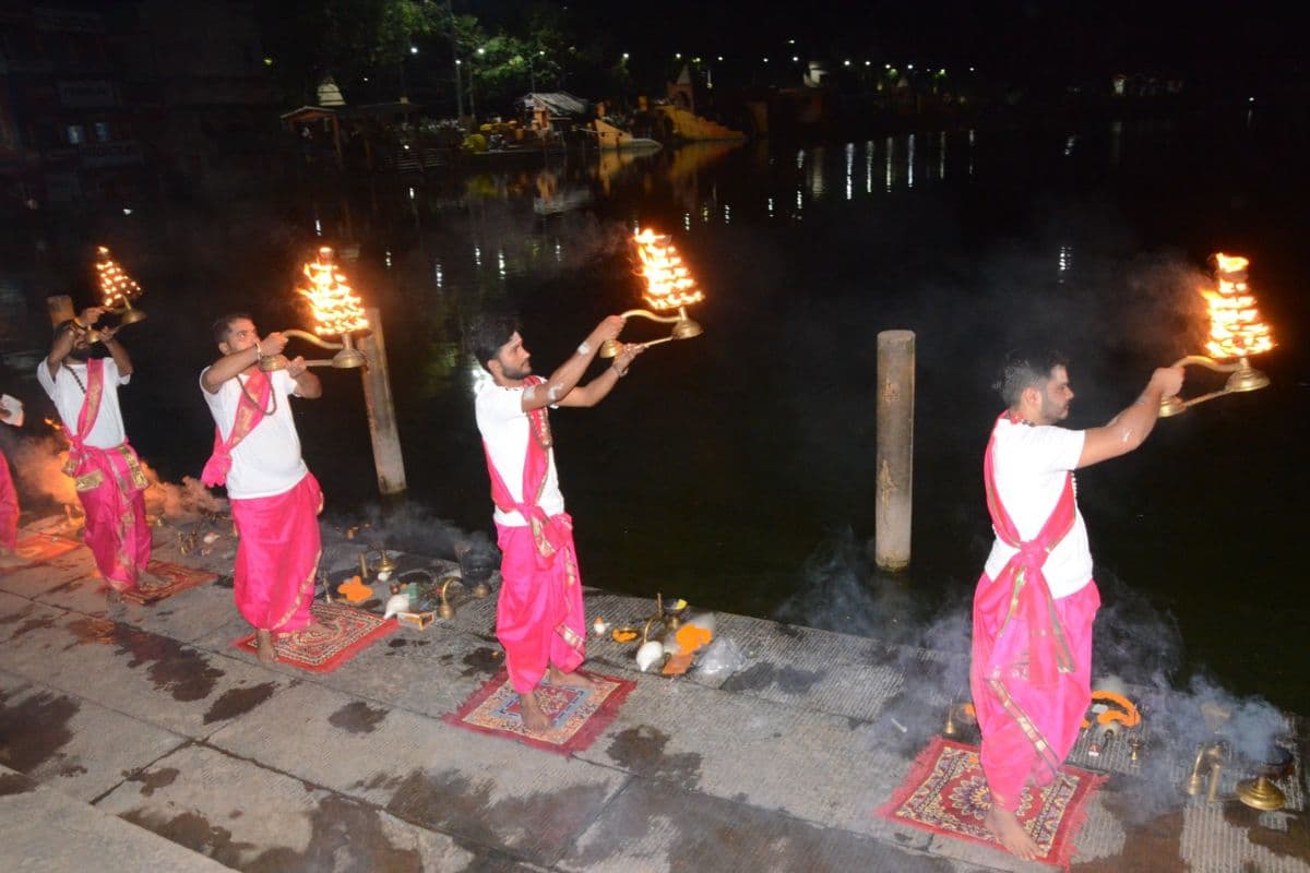 देवघर में काशी जैसा नजारा: शिवगंगा तट पर भव्य महाआरती शुरू, हफ्ते में 2 दिन आयोजन