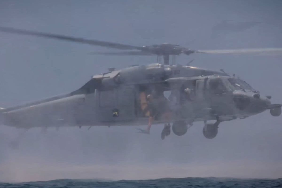 इमरजेंसी वॉटर लैंडिंग के दौरान US Navy का MH-60 हेलिकॉप्टर दुर्घटनाग्रस्त, एक जवान लापता