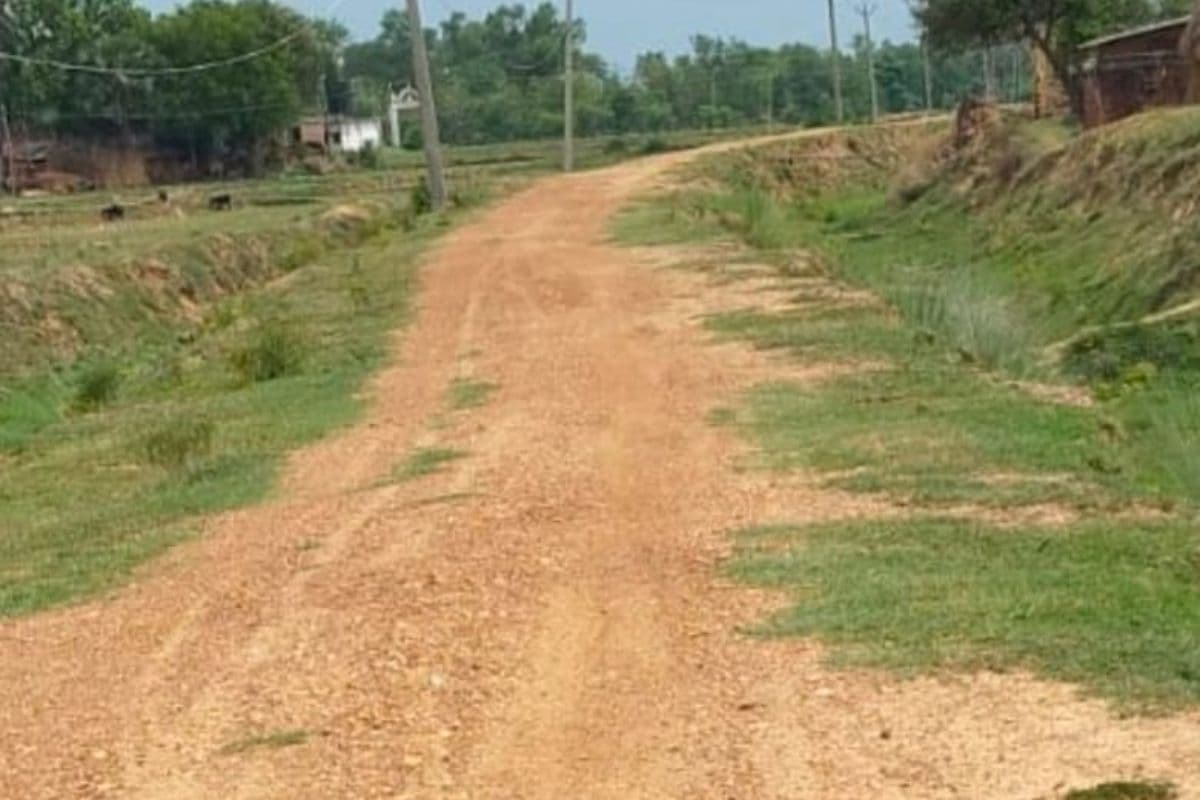 सिरदला के पिपरहिया गांव तक आज भी नहीं बनी सड़क, बरसात में कट जाता है गांव का संपर्क, चुनावी वादों से नाराज ग्रामीण