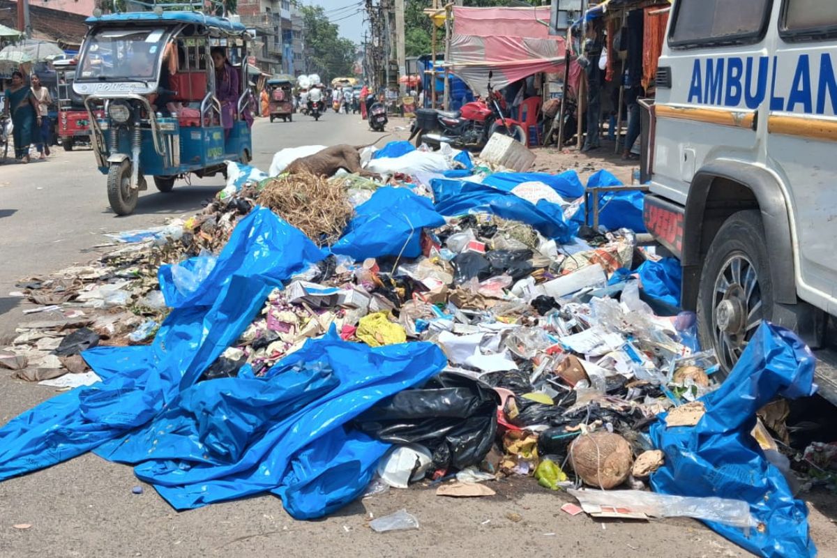 सदर अस्पताल के बाहर खुले में फेंका जा रहा बायो मेडिकल कचरा, संक्रमण का बढ़ा खतरा