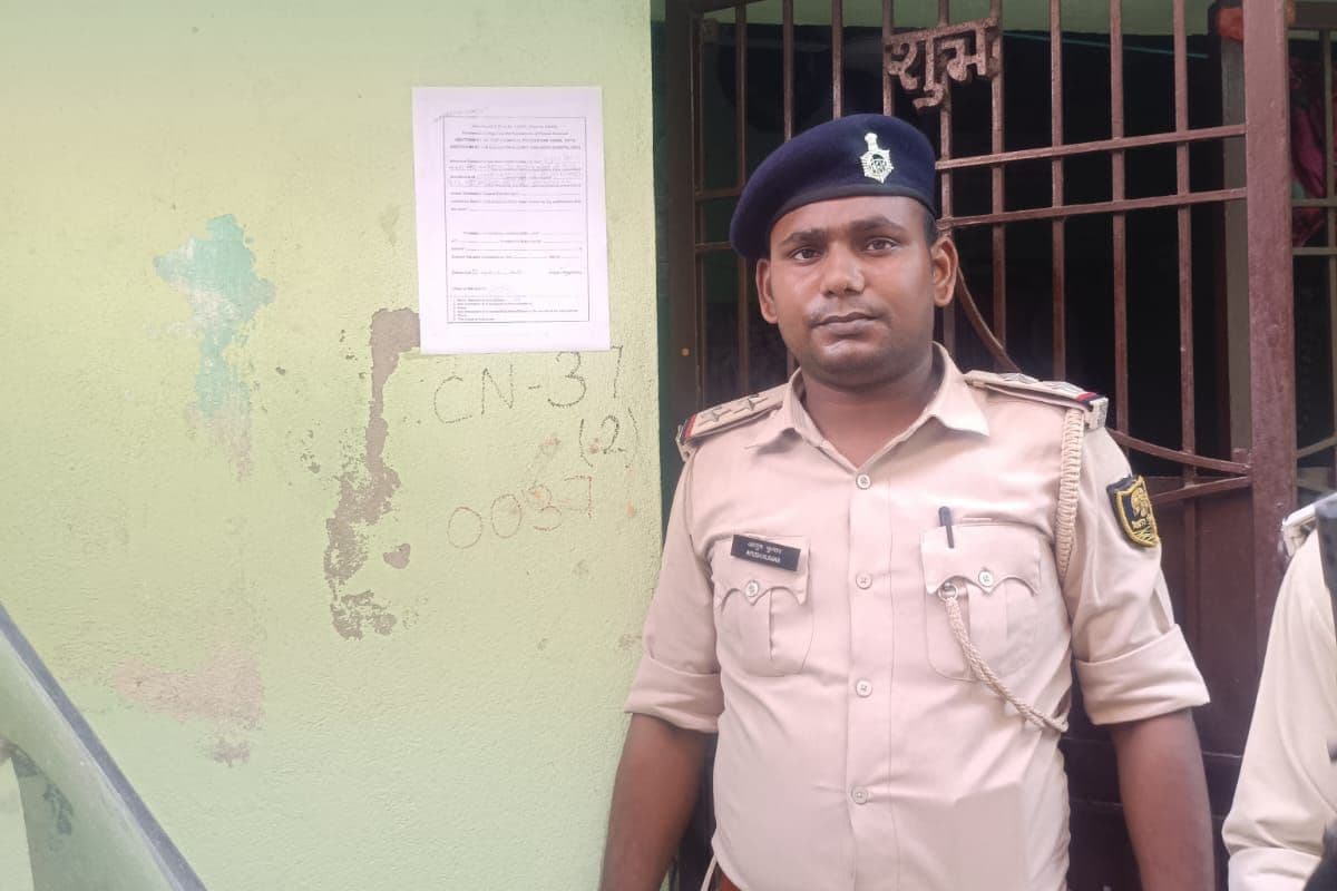 सारण में मारपीट और SC/ST एक्ट मामले में फरार दो आरोपियों के घर पुलिस ने चस्पाया इश्तिहार, सरेंडर नहीं तो होगी कुर्की