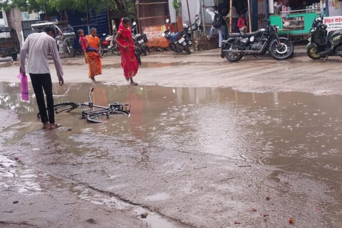 मैगरा बस स्टैंड में फैला नाली का गंदा पानी, दुर्गंध से नागरिक परेशान, यात्रियों और दुकानदारों की बढ़ी मुश्किलें