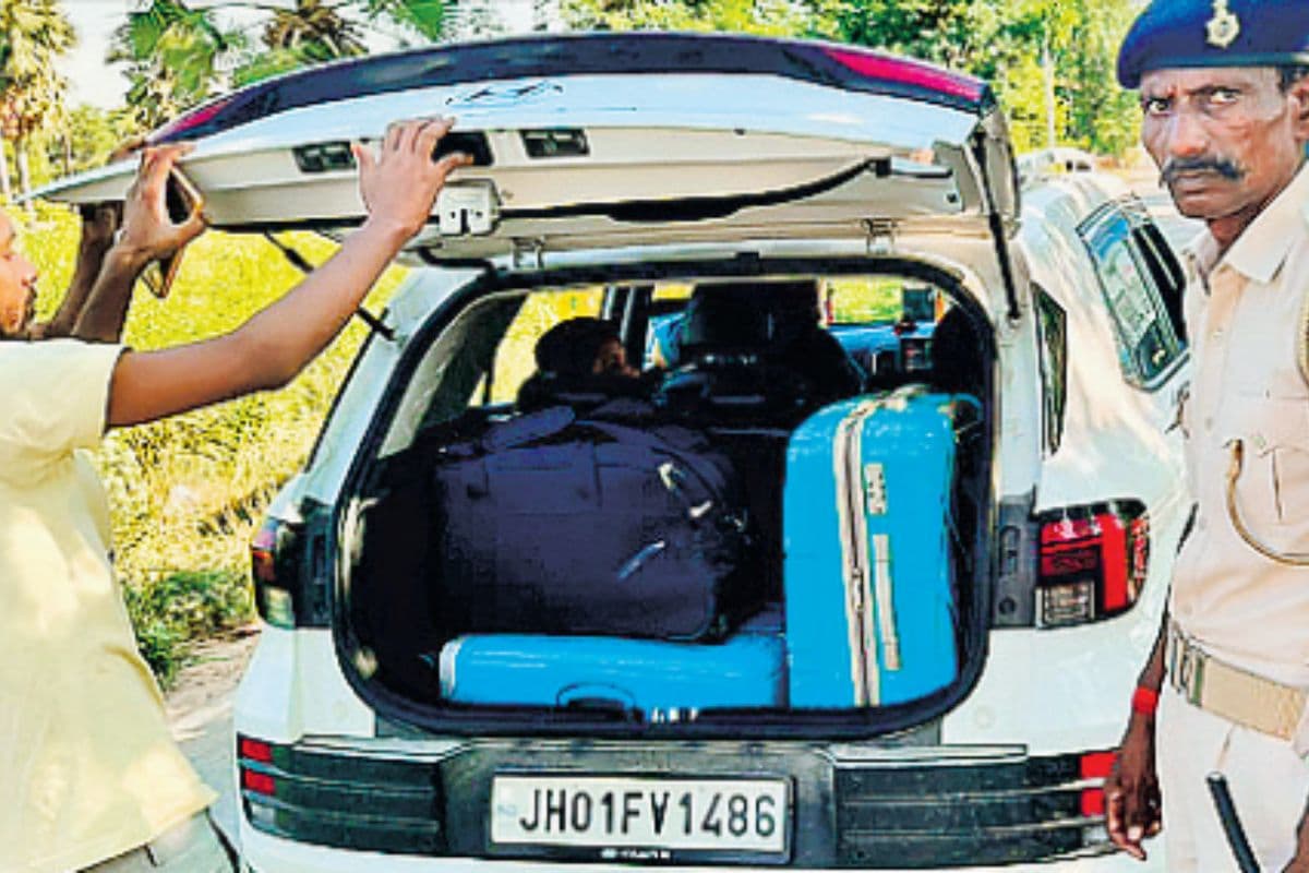 अरवल में सख्त वाहन चेकिंग, नियम तोड़ने वालों से हजारों रुपये का वसूला गया जुर्माना अरवल में सख्त वाहन चेकिंग, नियम तोड़ने वालों से हजारों रुपये का वसूला गया जुर्माना