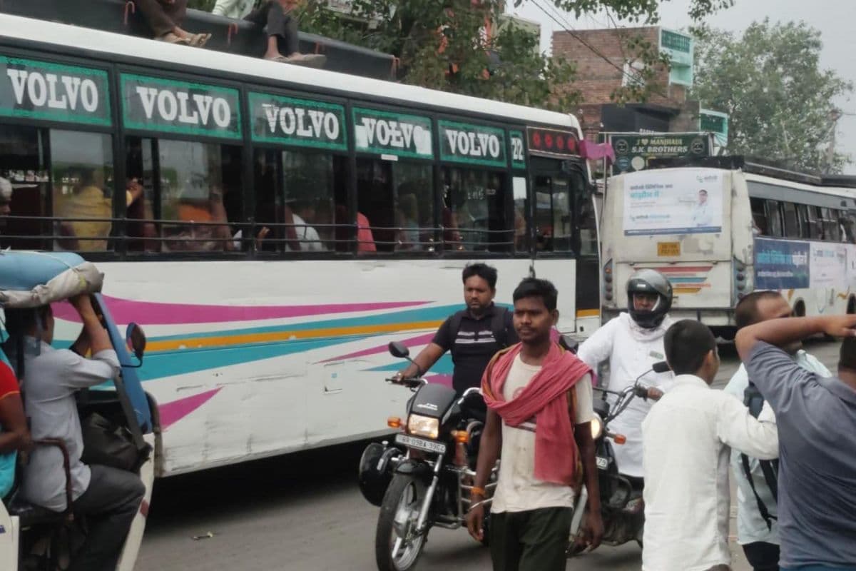 बेगूसराय में यातायात व्यवस्था चरमराई, स्टेट हाईवे-55 पर बसों का अवैध संचालन जारी, दुर्घटना का खतरा बढ़ा बेगूसराय में यातायात व्यवस्था चरमराई, स्टेट हाईवे-55 पर बसों का अवैध संचालन जारी, दुर्घटना का खतरा बढ़ा