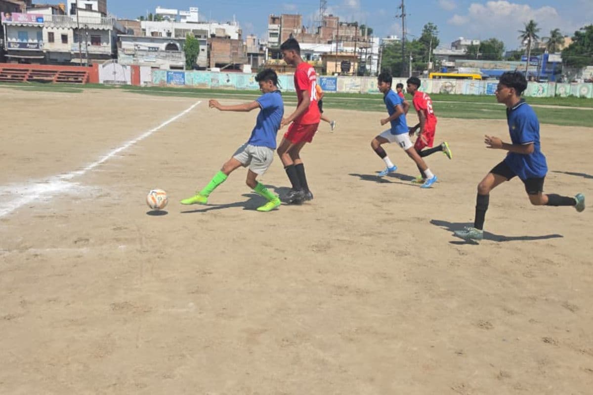 सुब्रतो मुखर्जी फुटबॉल टूर्नामेंट में सिर्फ 10 टीमों की भागीदारी, निजी स्कूलों ने संभाला मोर्चा, स्कूल खेल व्यवस्था पर सवाल सुब्रतो मुखर्जी फुटबॉल टूर्नामेंट में सिर्फ 10 टीमों की भागीदारी, निजी स्कूलों ने संभाला मोर्चा, स्कूल खेल व्यवस्था पर सवाल