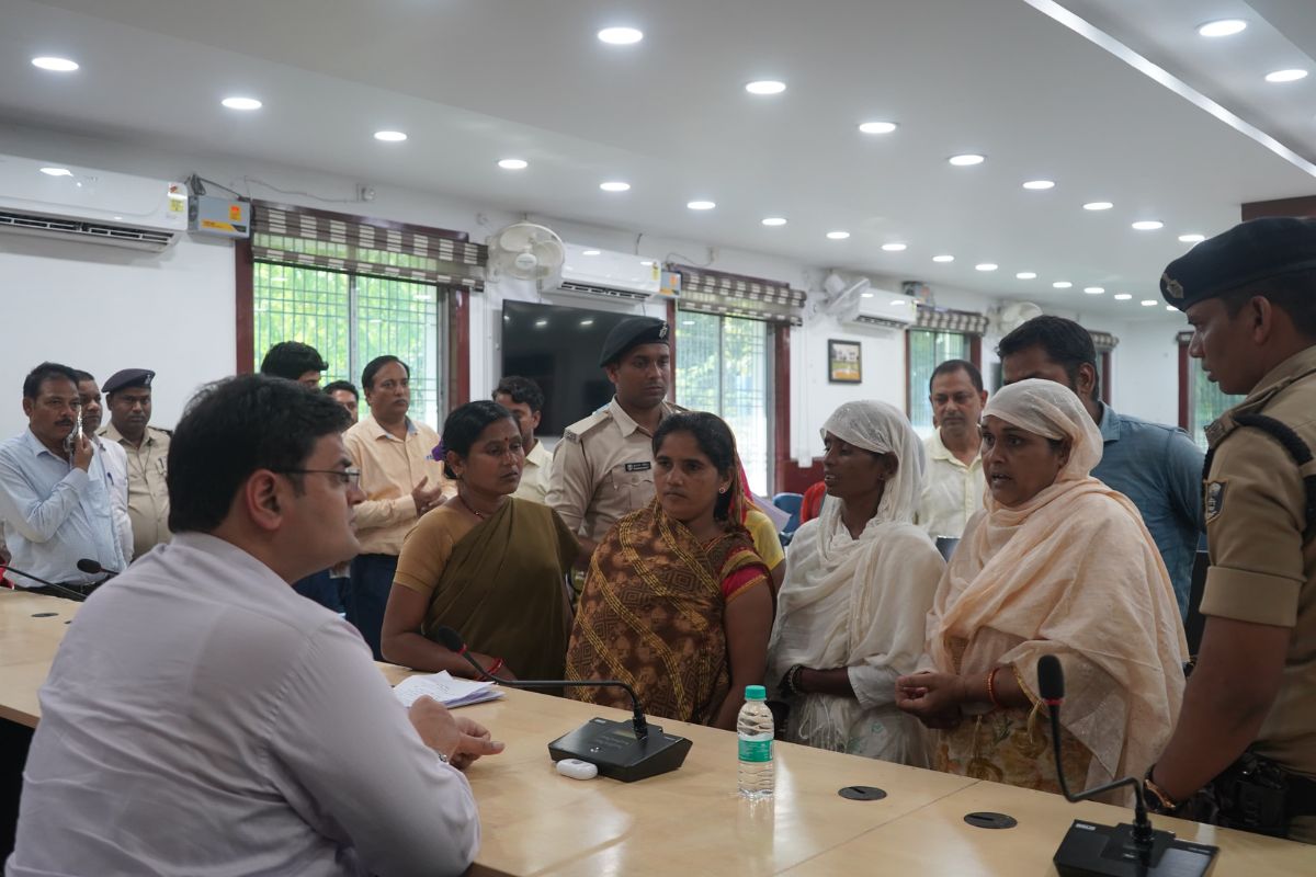 अररिया में डीएम के जनता दरबार में गूंजी 142 फरियादें, लापरवाह अफसरों को अल्टीमेटम