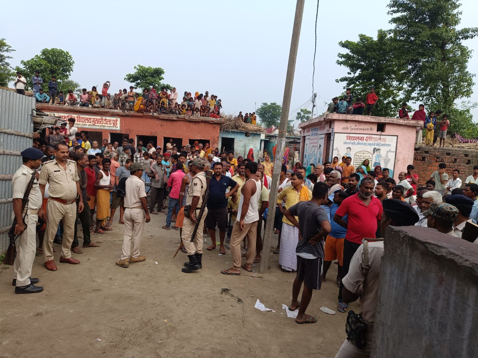 शादी से आठ दिन पहले छोटे भाई की गोली मारकर की हत्या, फिर खुद को गोली से उड़ाया शादी से आठ दिन पहले छोटे भाई की गोली मारकर की हत्या, फिर खुद को गोली से उड़ाया