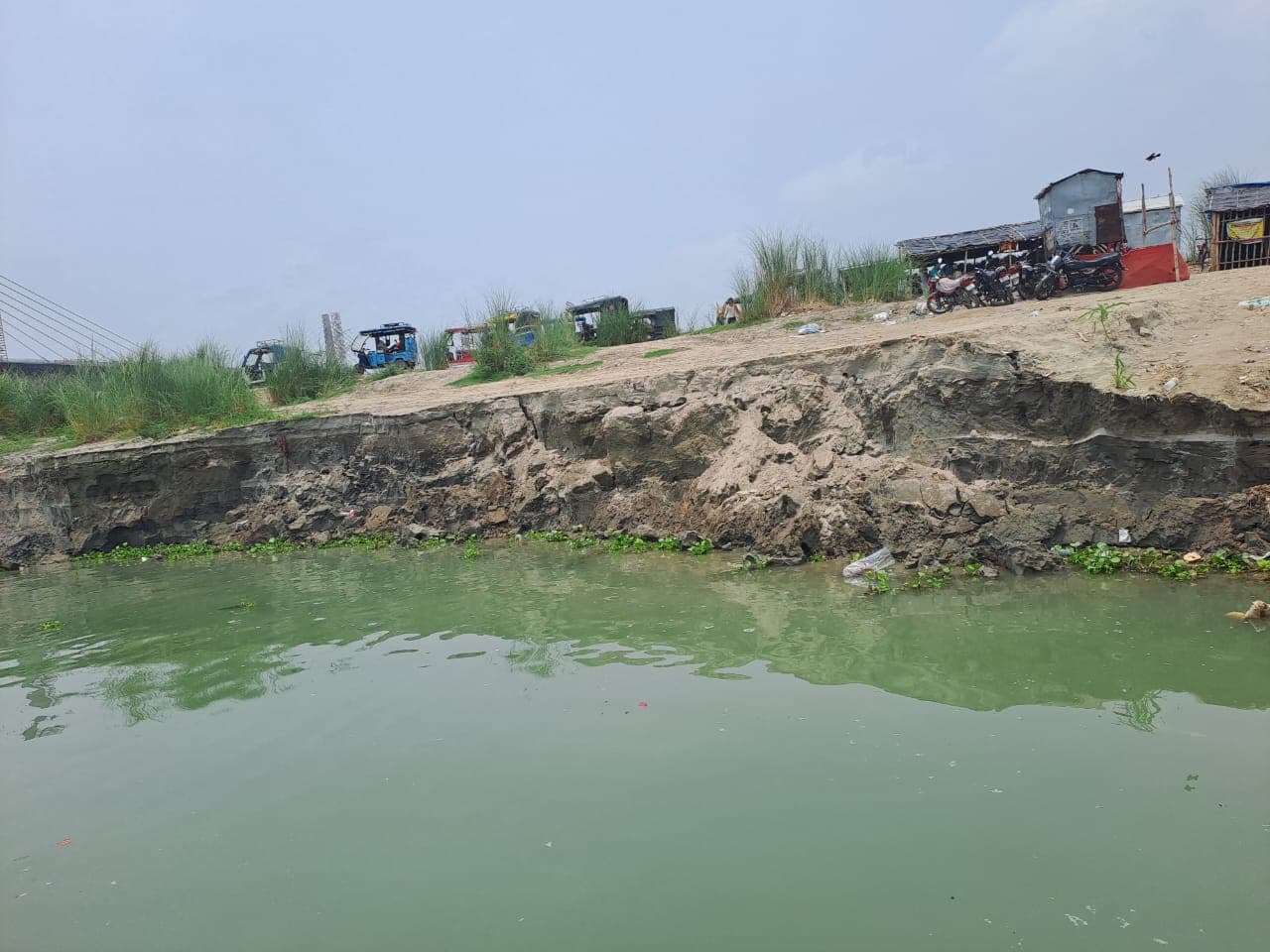 गंगा के बढ़ते जलस्तर से अगुवानी घाट पर तेज हुआ कटाव, किसानों और श्रद्धालुओं की बढ़ी चिंता गंगा के बढ़ते जलस्तर से अगुवानी घाट पर तेज हुआ कटाव, किसानों और श्रद्धालुओं की बढ़ी चिंता