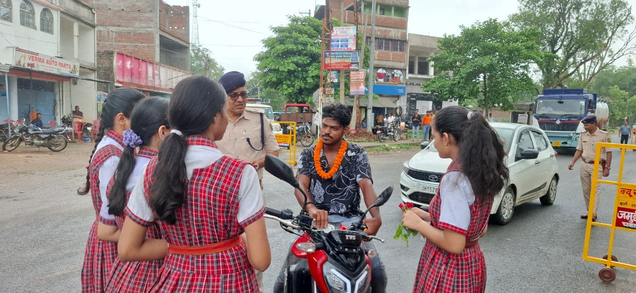 स्कूली छात्राओं ने संभाली सड़क सुरक्षा की कमान, गुलाब देकर किया जागरूक