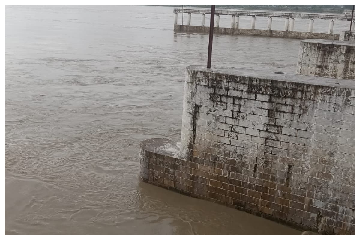 नेपाल में लगातार बारिश का असर, गंडक बराज से पहली बार एक लाख क्यूसेक से अधिक पानी छोड़ा गया नेपाल में लगातार बारिश का असर, गंडक बराज से पहली बार एक लाख क्यूसेक से अधिक पानी छोड़ा गया