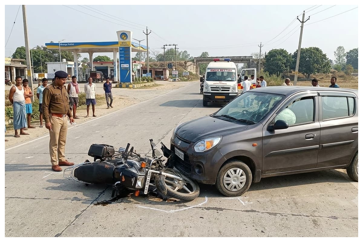 Chanpatia road accident near Bhangha petrol pump in West Champaran where bike rider died Chanpatia road accident near Bhangha petrol pump in West Champaran where bike rider died