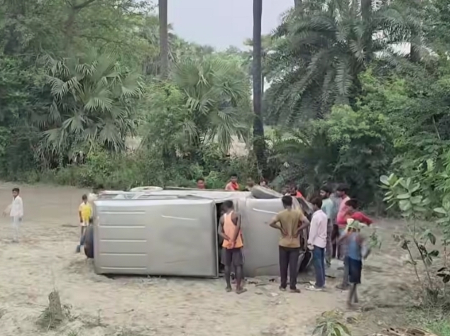 सरायरंजन में बड़ा हादसा टला, अनियंत्रित बोलेरो पलटी, चालक फरार