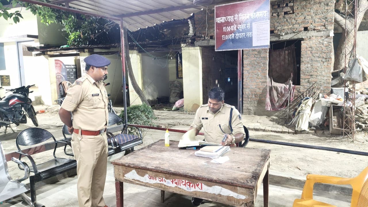सारण के रिविलगंज थाना पहुंचे एसएसपी विनीत कुमार, अपराध नियंत्रण को लेकर दिए सख्त निर्देश सारण के रिविलगंज थाना पहुंचे एसएसपी विनीत कुमार, अपराध नियंत्रण को लेकर दिए सख्त निर्देश