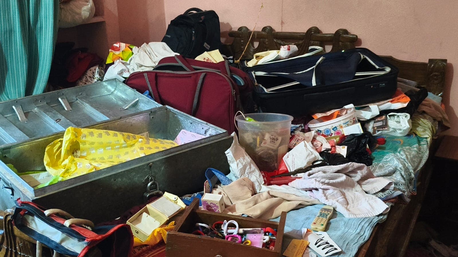 औरंगाबाद में वेंटीलेटर से घर में घुसे चोर, साढ़े तीन लाख की संपत्ति और जन्मदिन का सामान लेकर फरार औरंगाबाद में वेंटीलेटर से घर में घुसे चोर, साढ़े तीन लाख की संपत्ति और जन्मदिन का सामान लेकर फरार