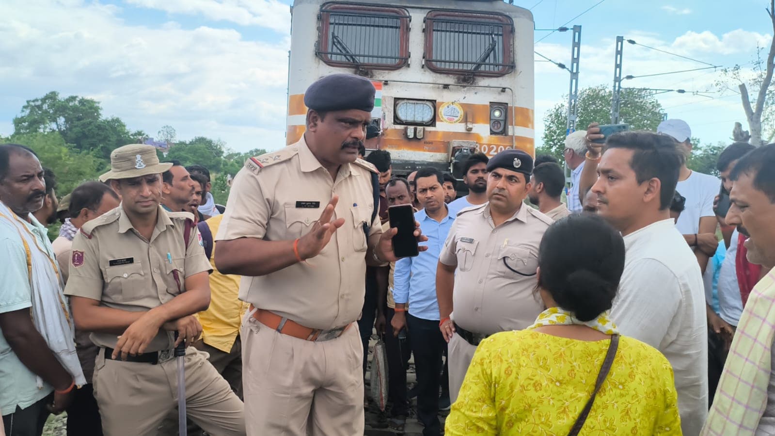 नवादा में सब-इंस्पेक्टर दंपत्ति से मारपीट, सीट विवाद में ट्रेन रुकवाई, काशीचक स्टेशन पर एक घंटे रोकी गई हावड़ा एक्सप्रेस नवादा में सब-इंस्पेक्टर दंपत्ति से मारपीट, सीट विवाद में ट्रेन रुकवाई, काशीचक स्टेशन पर एक घंटे रोकी गई हावड़ा एक्सप्रेस