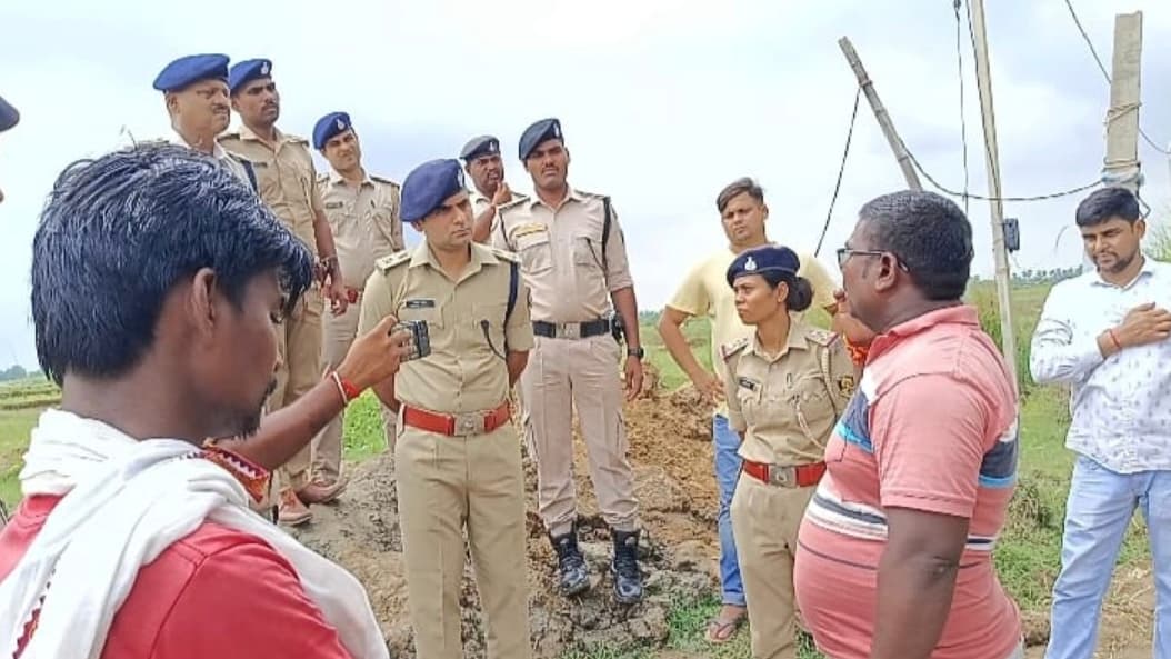 नवादा में 7 वर्षीय आर्यन की मौत मामले में हत्या की प्राथमिकी दर्ज, नामजद आरोपी फरार, एसपी ने खुद संभाली जांच नवादा में 7 वर्षीय आर्यन की मौत मामले में हत्या की प्राथमिकी दर्ज, नामजद आरोपी फरार, एसपी ने खुद संभाली जांच